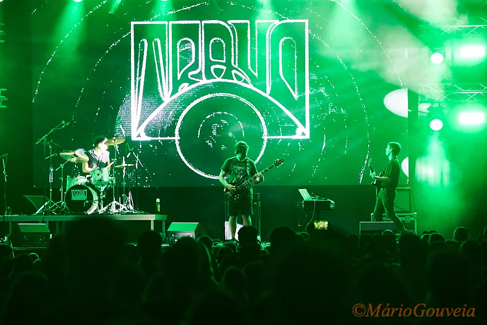 Com as Febras Prontas as Brasas Subiram ao Palco